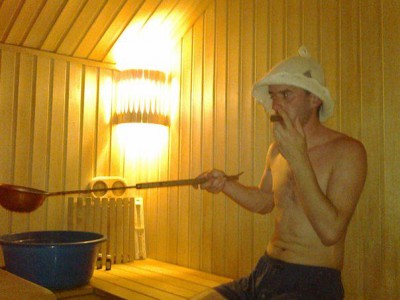 Поддаем в каменку дождевую воду.jpeg